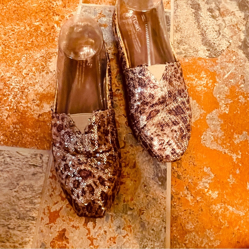 🥿Dressy, Snazzy Tom’s Sequined Leopard Print Flats!